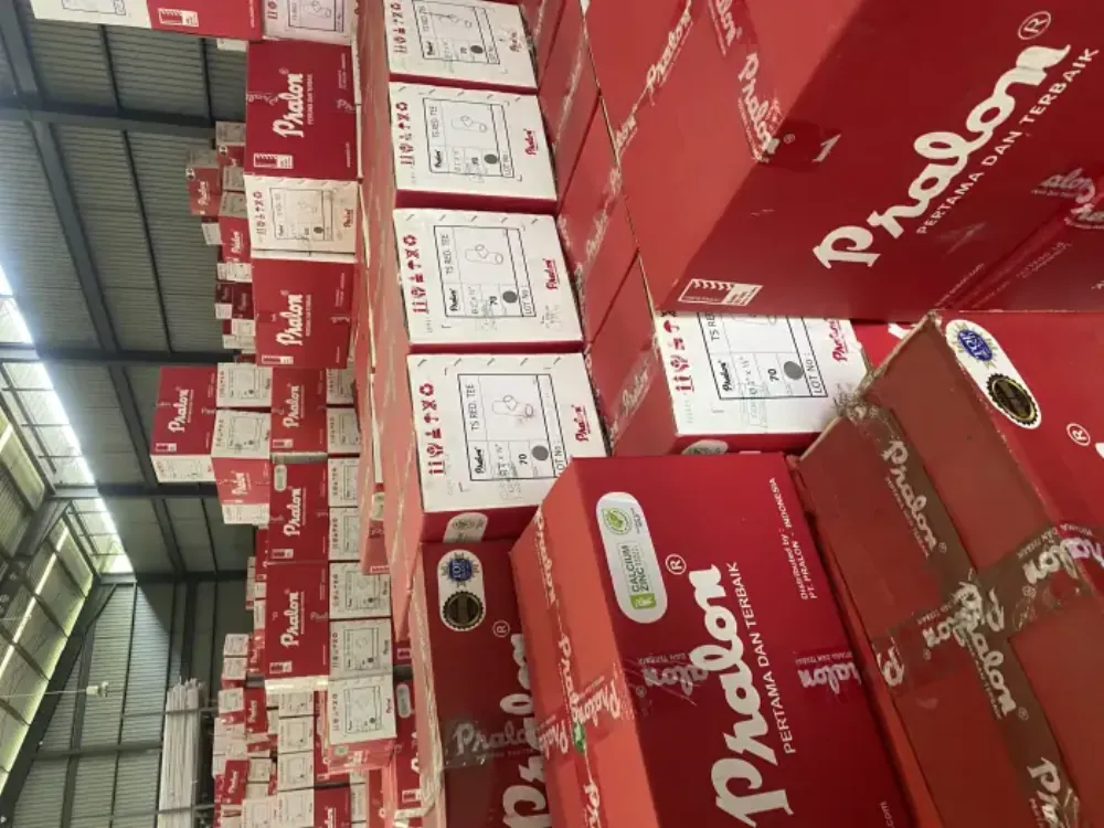 Stok material listrik dan perpipaan di gudang Putra Delima Mandiri